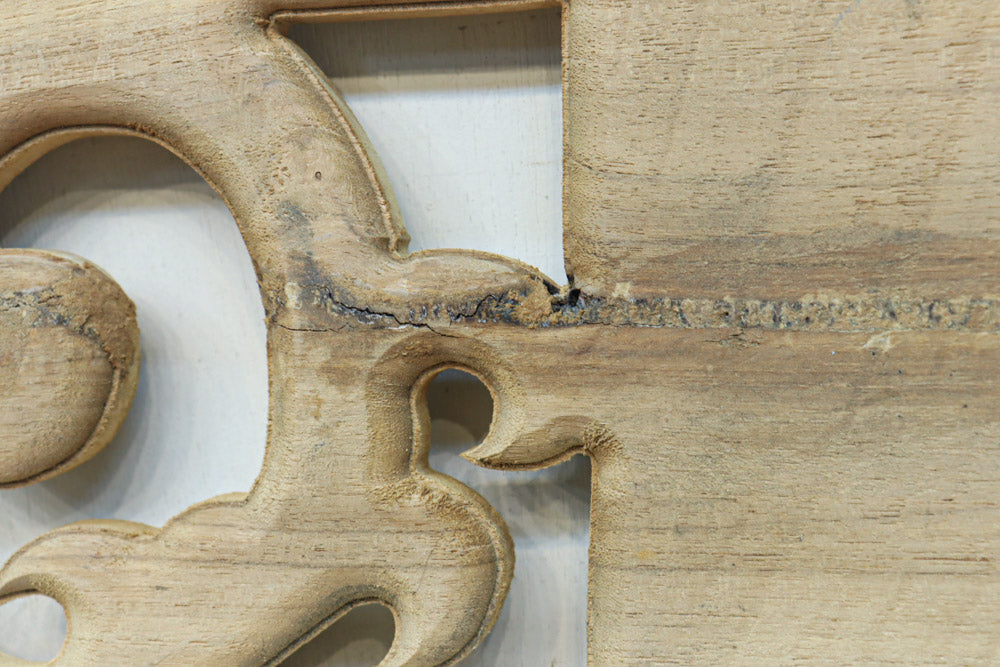 レリーフ彫刻を施した自然の風合いが滲む木地色欄間素材　EZ2840　在庫9枚