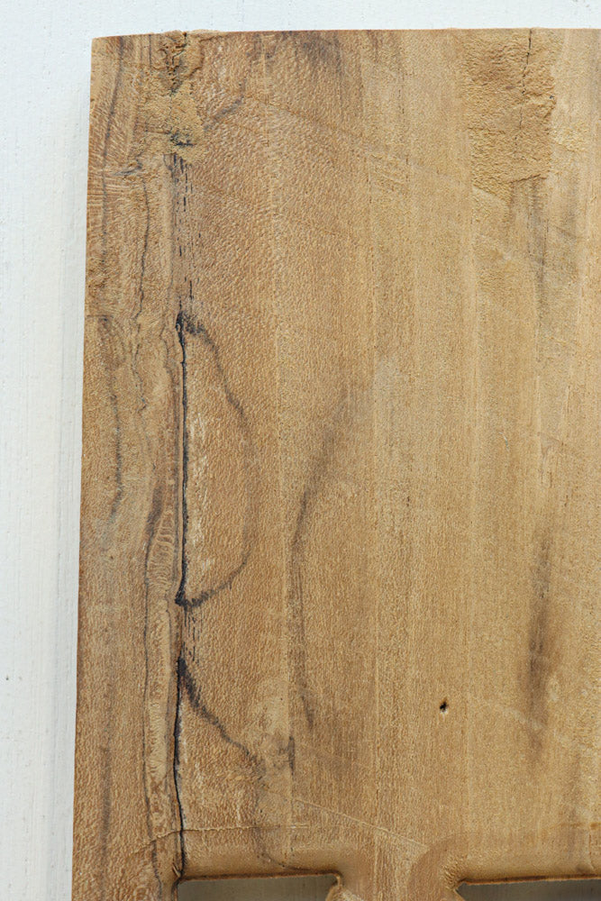 レリーフ彫刻を施した自然の風合いが滲む木地色欄間素材　EZ2840　在庫9枚