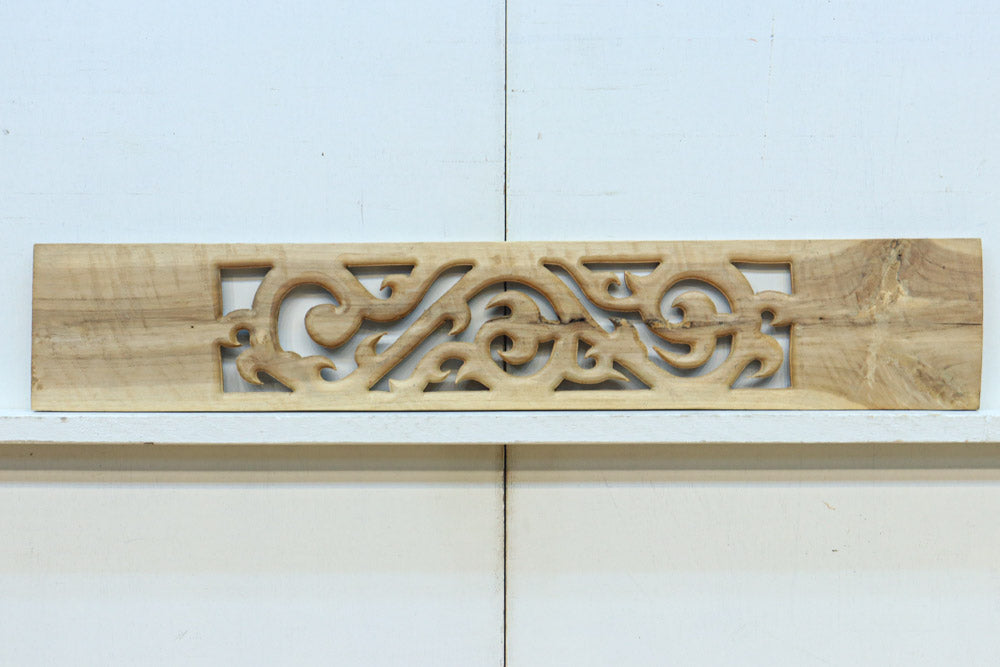 レリーフ彫刻を施した自然の風合いが滲む木地色欄間素材　EZ2840　在庫9枚