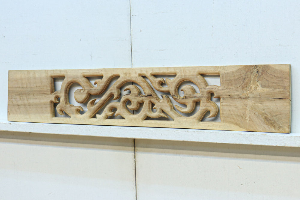 レリーフ彫刻を施した自然の風合いが滲む木地色欄間素材　EZ2840　在庫9枚