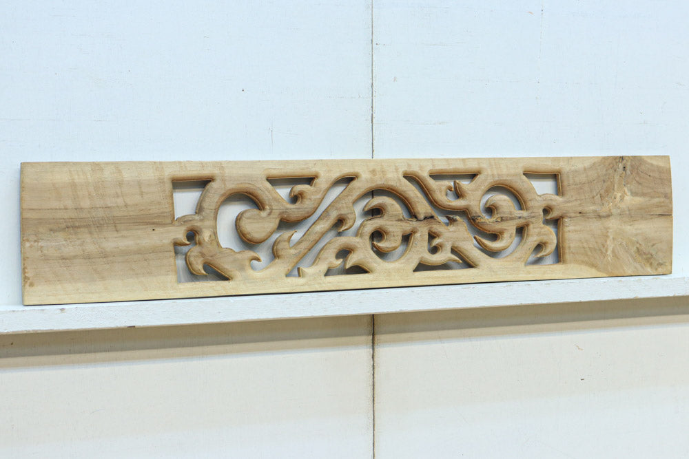 レリーフ彫刻を施した自然の風合いが滲む木地色欄間素材　EZ2840　在庫9枚