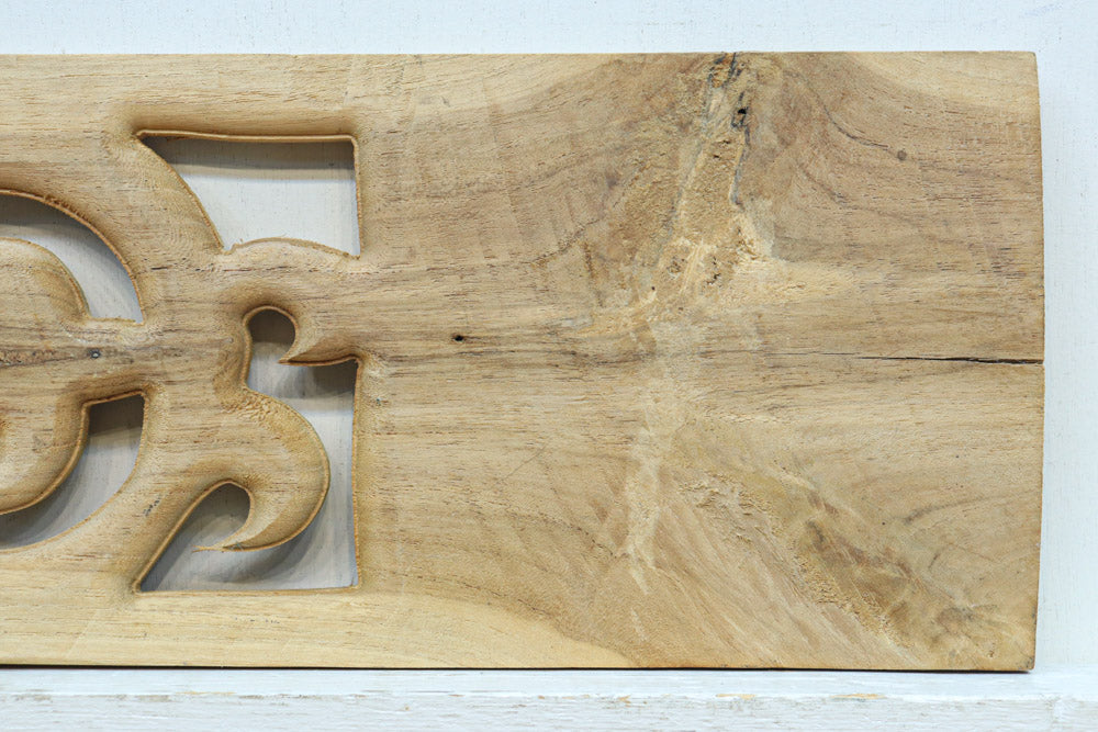 レリーフ彫刻を施した自然の風合いが滲む木地色欄間素材　EZ2840　在庫9枚