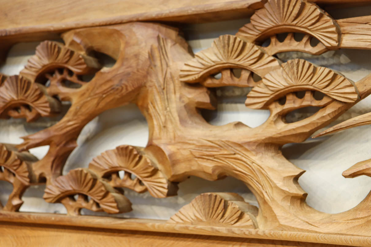 優雅な鶴の姿を松の木に添えた深彫り彫刻中型欄間　EZ2858abcd　在庫(a:1 b:1 c:1 d:1)枚