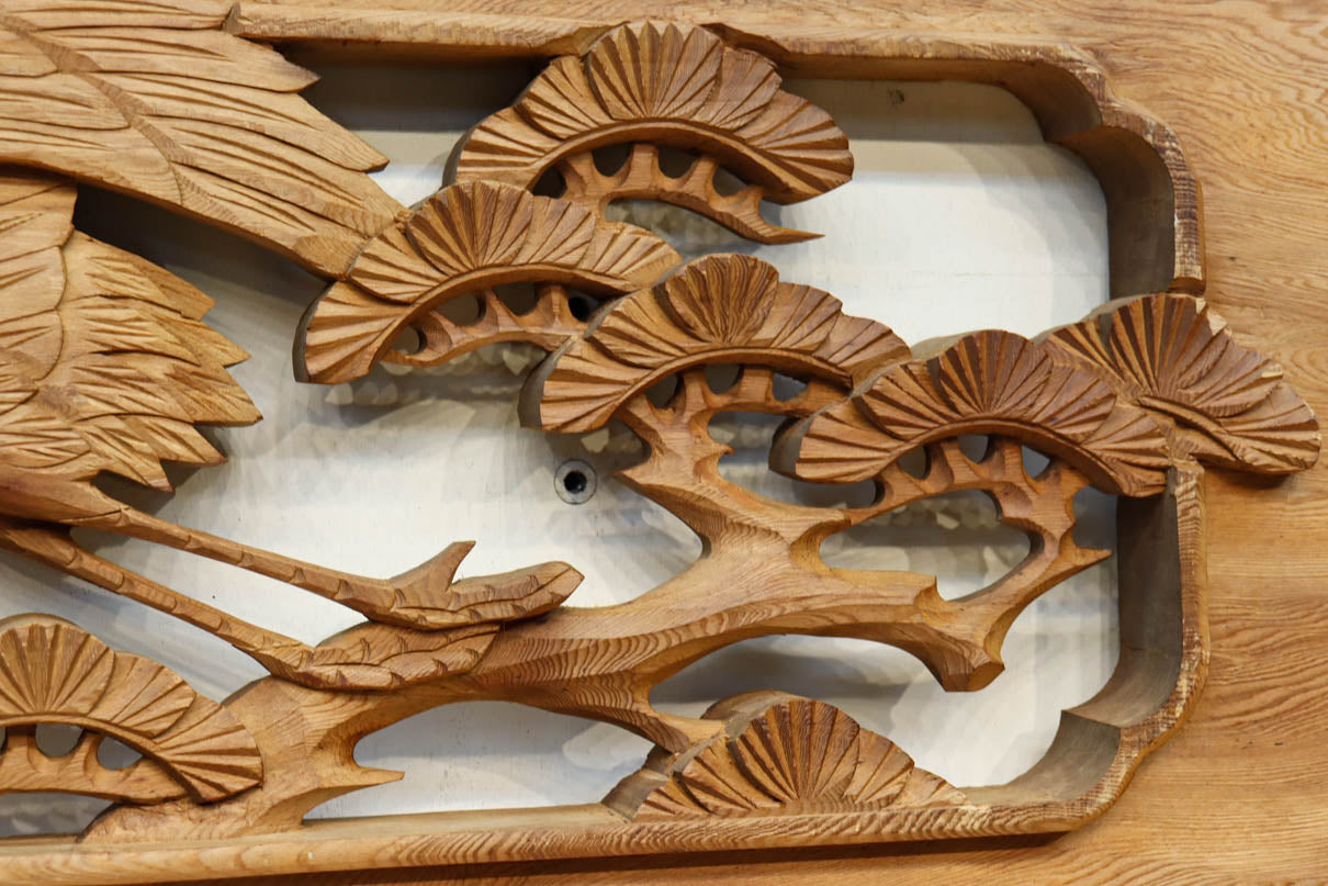 優雅な鶴の姿を松の木に添えた深彫り彫刻中型欄間　EZ2858abcd　在庫(a:1 b:1 c:1 d:1)枚