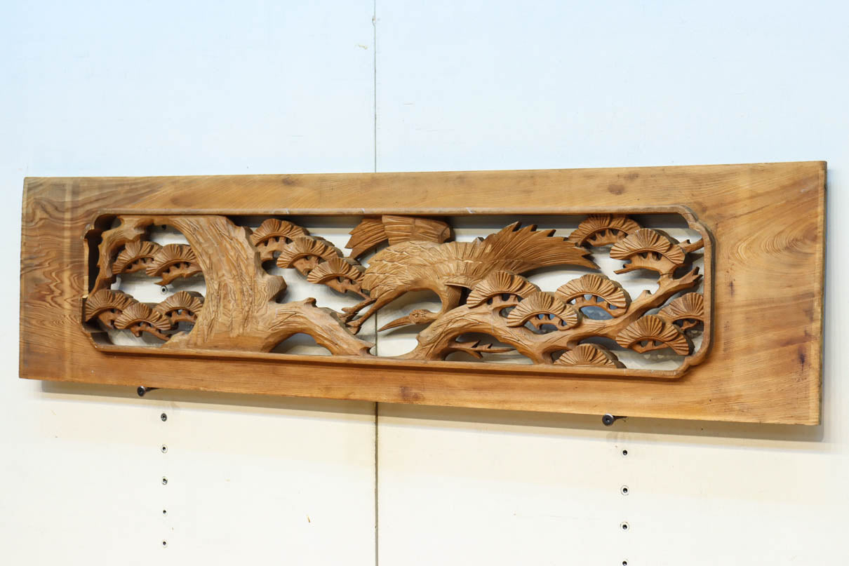 優雅な鶴の姿を松の木に添えた深彫り彫刻中型欄間　EZ2858abcd　在庫(a:1 b:1 c:1 d:1)枚