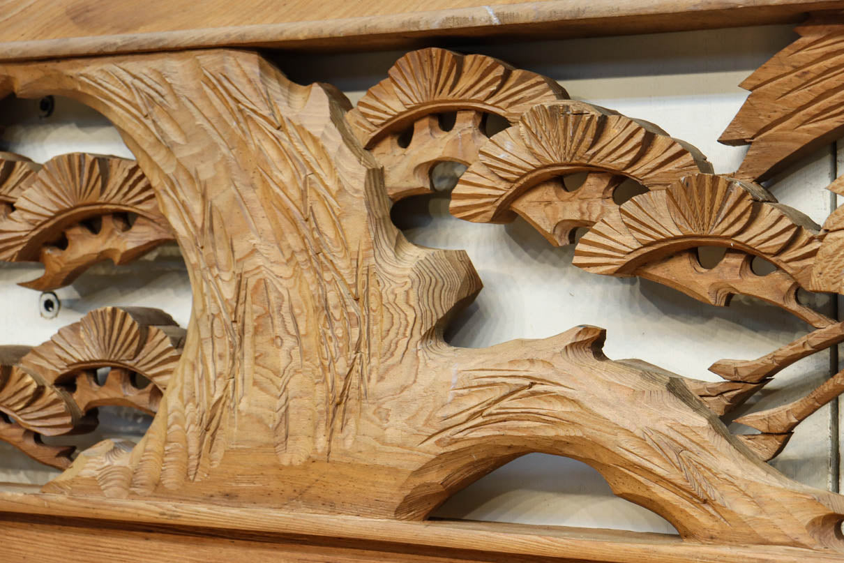 優雅な鶴の姿を松の木に添えた深彫り彫刻中型欄間　EZ2858abcd　在庫(a:1 b:1 c:1 d:1)枚