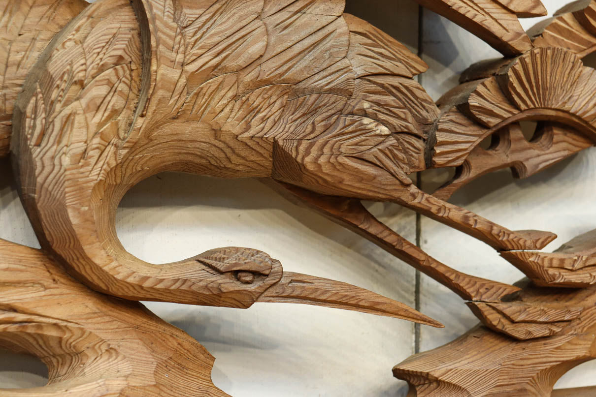 優雅な鶴の姿を松の木に添えた深彫り彫刻中型欄間　EZ2858abcd　在庫(a:1 b:1 c:1 d:1)枚