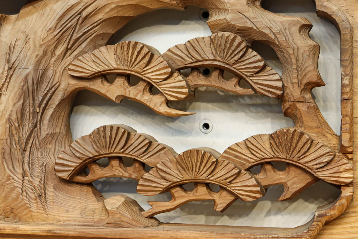 優雅な鶴の姿を松の木に添えた深彫り彫刻中型欄間　EZ2858abcd　在庫(a:1 b:1 c:1 d:1)枚