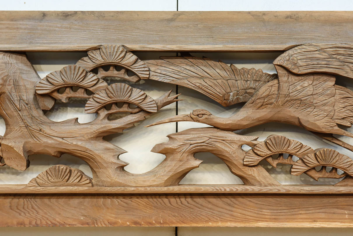 優雅な鶴の姿を松の木に添えた深彫り彫刻中型欄間　EZ2858abcd　在庫(a:1 b:1 c:1 d:1)枚