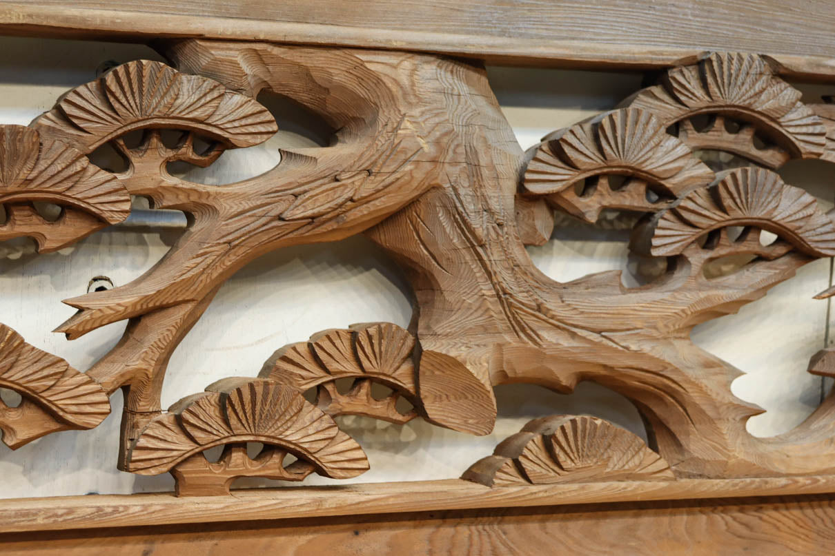 優雅な鶴の姿を松の木に添えた深彫り彫刻中型欄間　EZ2858abcd　在庫(a:1 b:1 c:1 d:1)枚