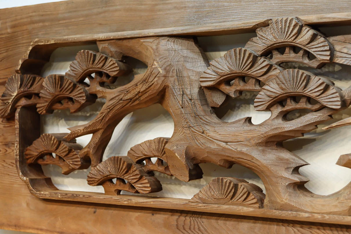 優雅な鶴の姿を松の木に添えた深彫り彫刻中型欄間　EZ2858abcd　在庫(a:1 b:1 c:1 d:1)枚