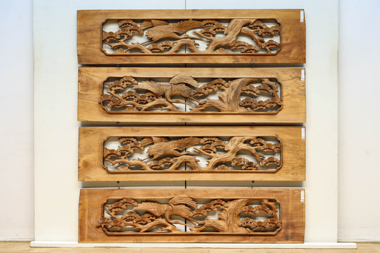 優雅な鶴の姿を松の木に添えた深彫り彫刻中型欄間　EZ2858abcd　在庫(a:1 b:1 c:1 d:1)枚