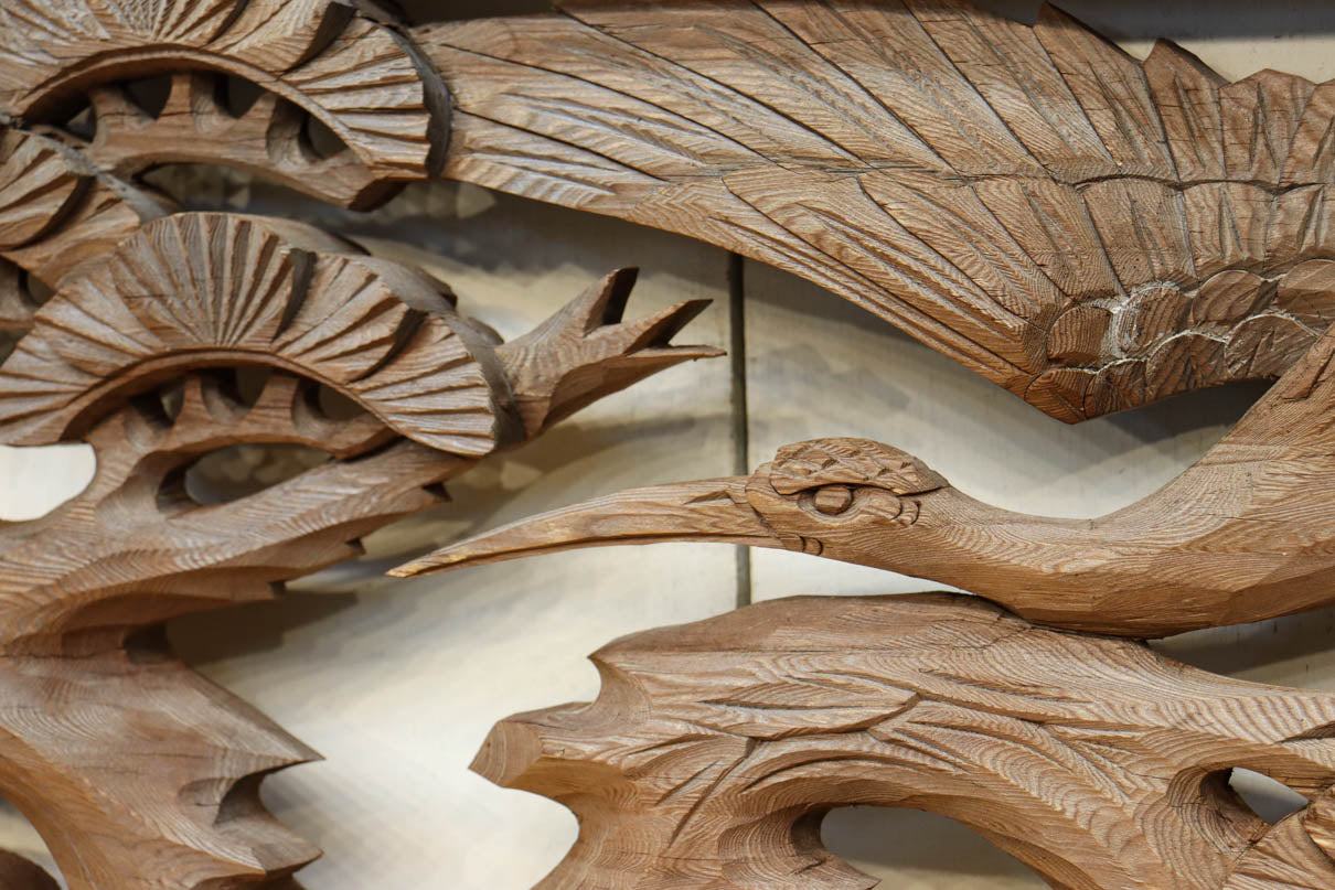 優雅な鶴の姿を松の木に添えた深彫り彫刻中型欄間　EZ2858abcd　在庫(a:1 b:1 c:1 d:1)枚