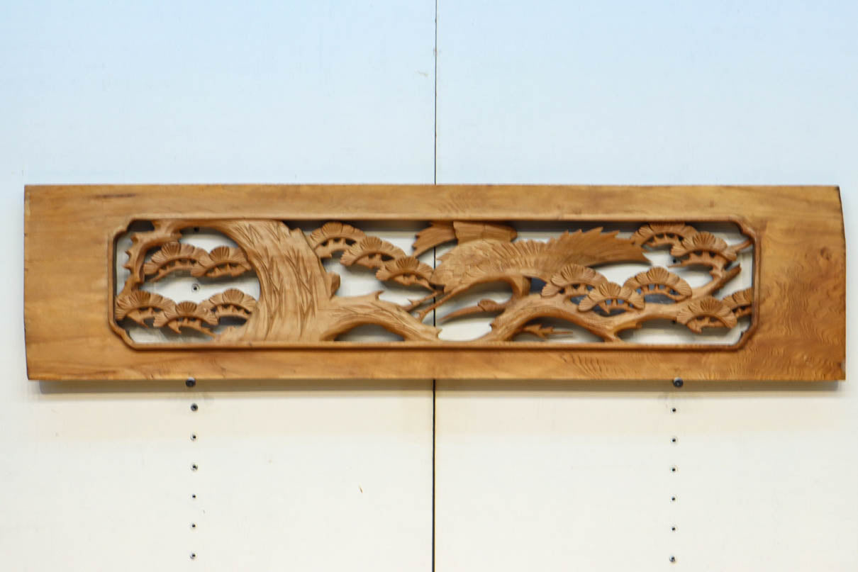 優雅な鶴の姿を松の木に添えた深彫り彫刻中型欄間　EZ2858abcd　在庫(a:1 b:1 c:1 d:1)枚