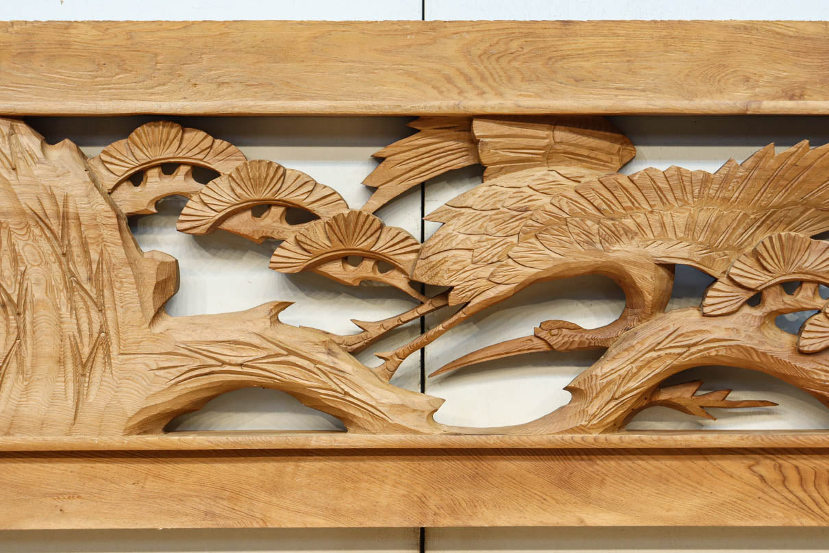 優雅な鶴の姿を松の木に添えた深彫り彫刻中型欄間　EZ2858abcd　在庫(a:1 b:1 c:1 d:1)枚