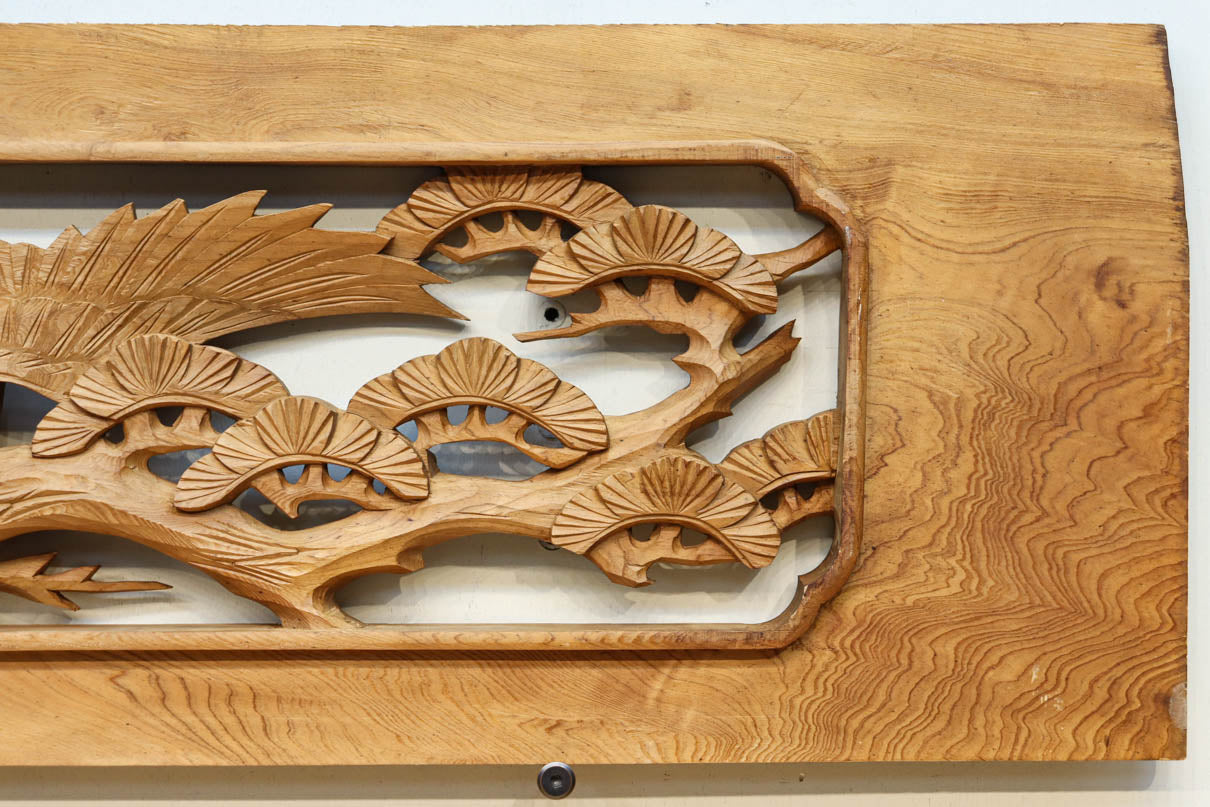 優雅な鶴の姿を松の木に添えた深彫り彫刻中型欄間　EZ2858abcd　在庫(a:1 b:1 c:1 d:1)枚