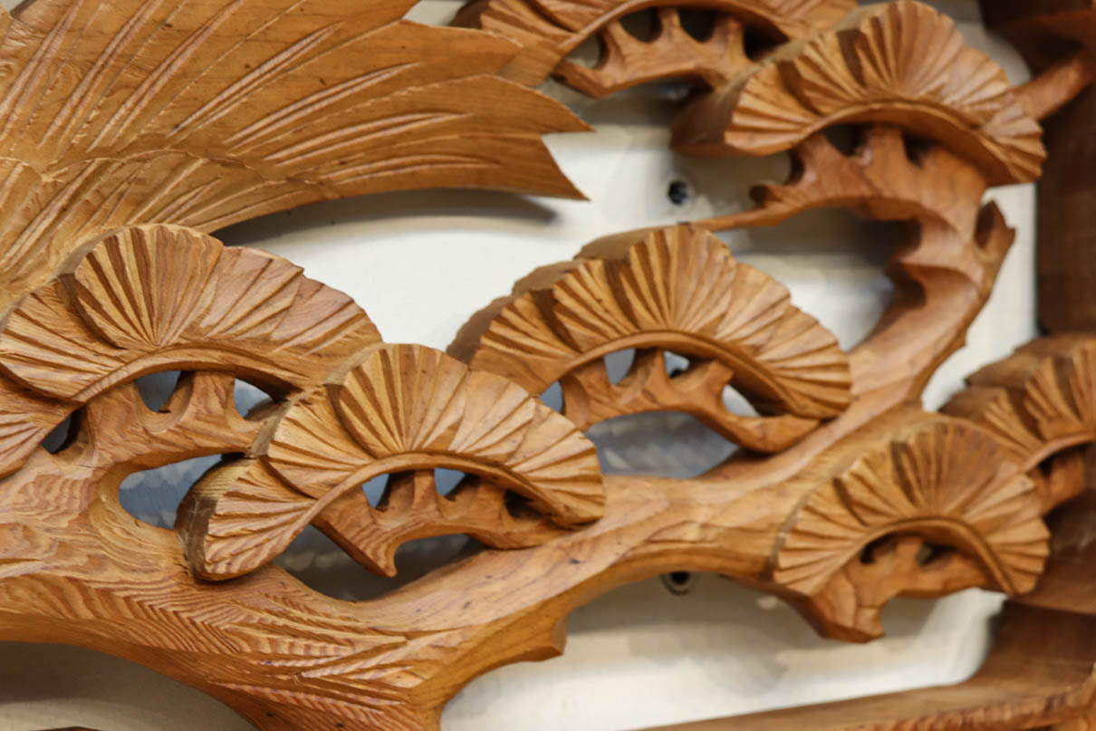 優雅な鶴の姿を松の木に添えた深彫り彫刻中型欄間　EZ2858abcd　在庫(a:1 b:1 c:1 d:1)枚