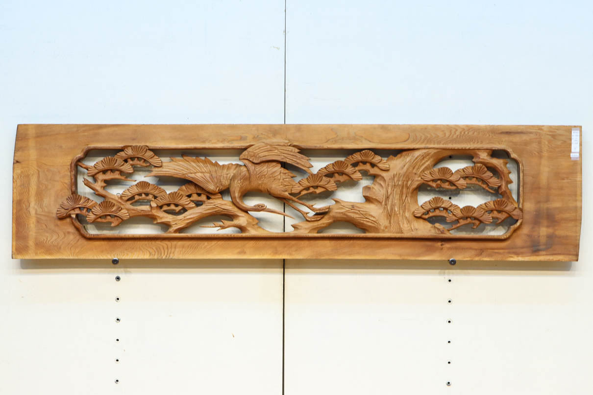 優雅な鶴の姿を松の木に添えた深彫り彫刻中型欄間　EZ2858abcd　在庫(a:1 b:1 c:1 d:1)枚