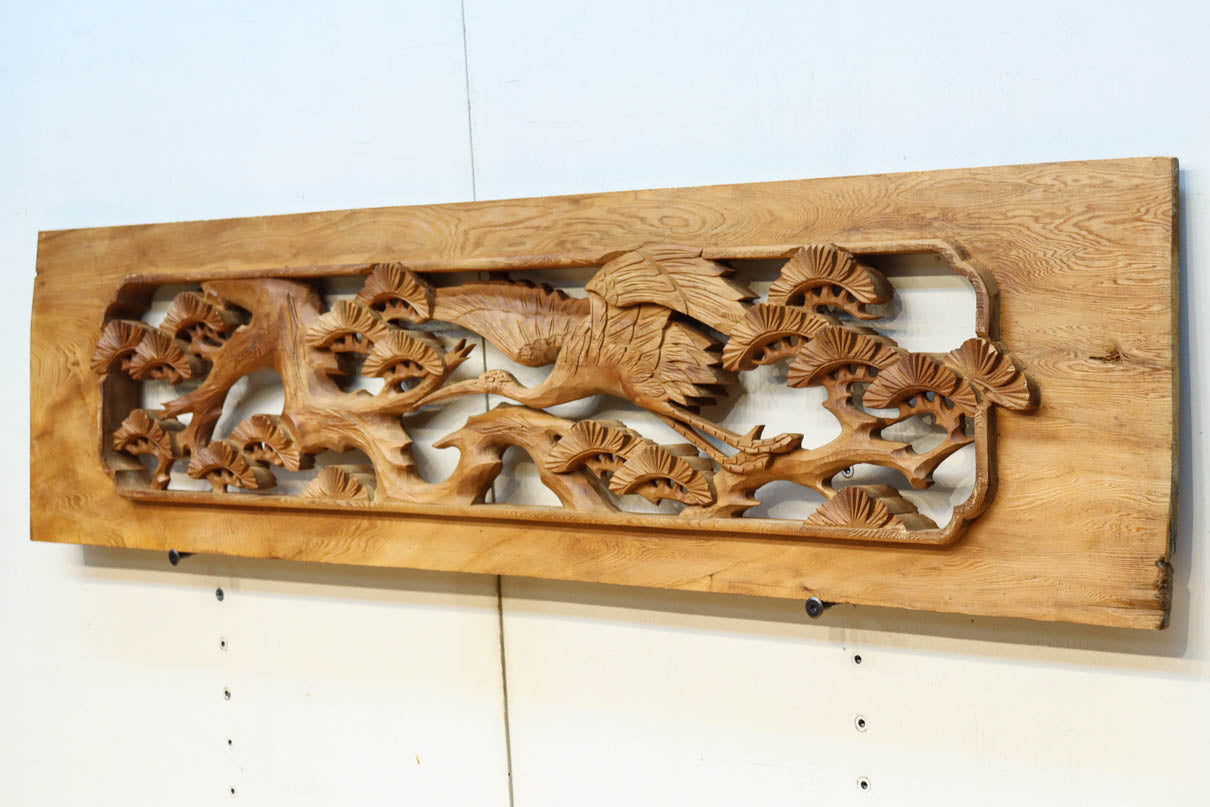 優雅な鶴の姿を松の木に添えた深彫り彫刻中型欄間　EZ2858abcd　在庫(a:1 b:1 c:1 d:1)枚