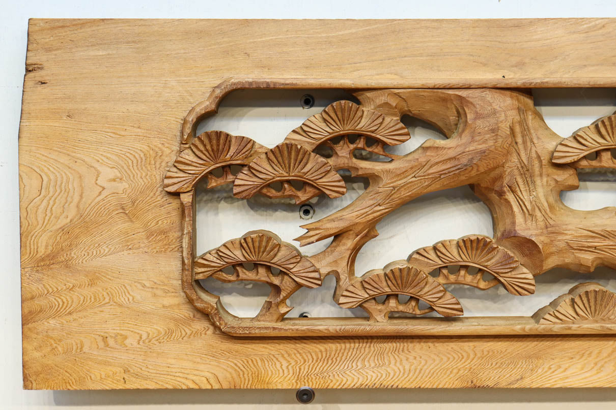 優雅な鶴の姿を松の木に添えた深彫り彫刻中型欄間　EZ2858abcd　在庫(a:1 b:1 c:1 d:1)枚