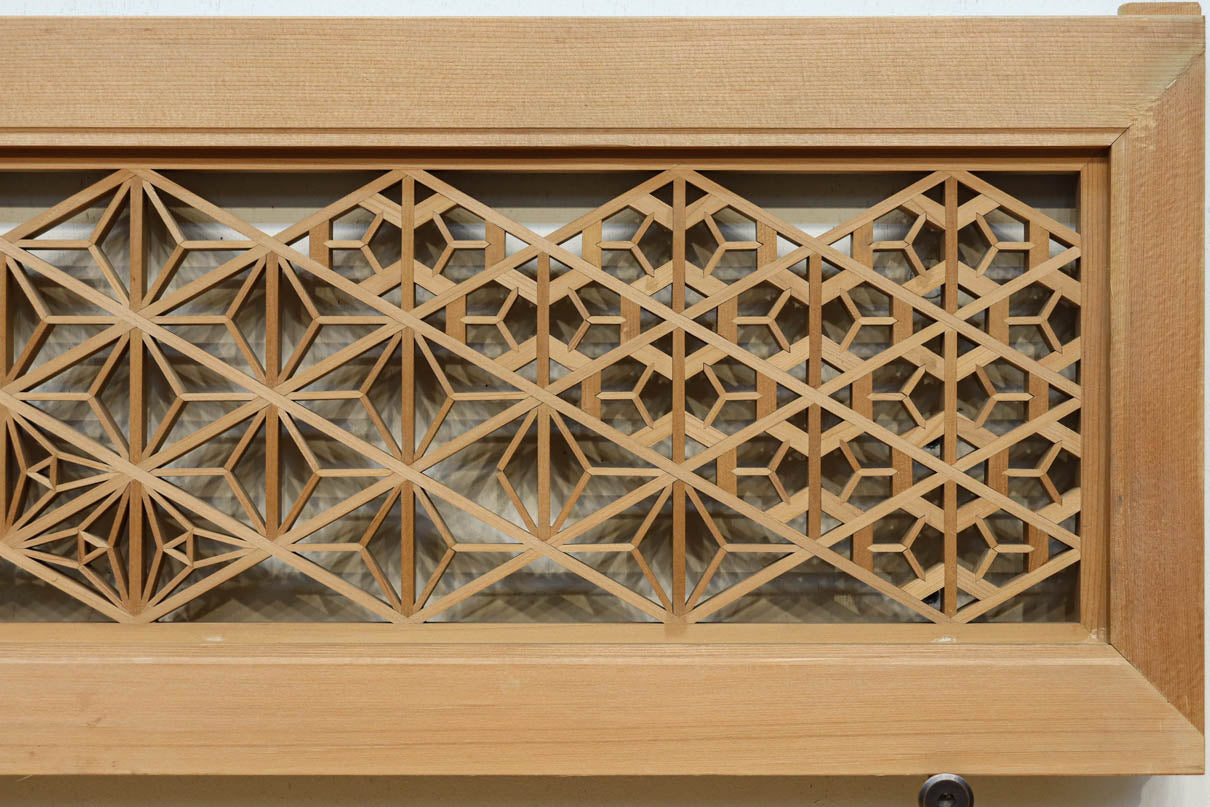 木地色のアレンジ組子装飾が映える小型欄間　EZ2860　在庫4枚