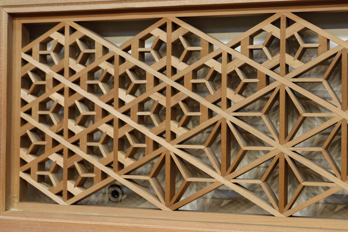 木地色のアレンジ組子装飾が映える小型欄間　EZ2860　在庫4枚