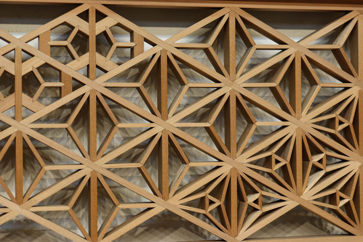 木地色のアレンジ組子装飾が映える小型欄間　EZ2860　在庫4枚