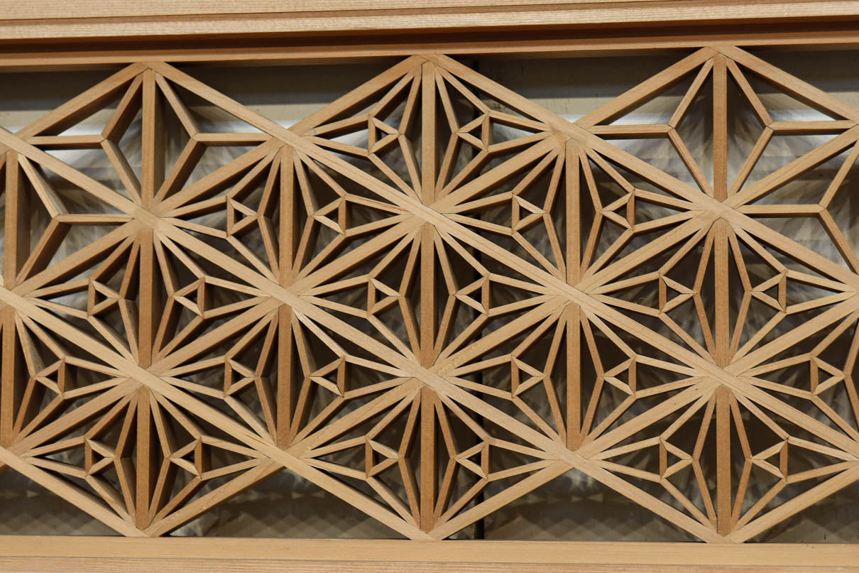 木地色のアレンジ組子装飾が映える小型欄間　EZ2860　在庫4枚