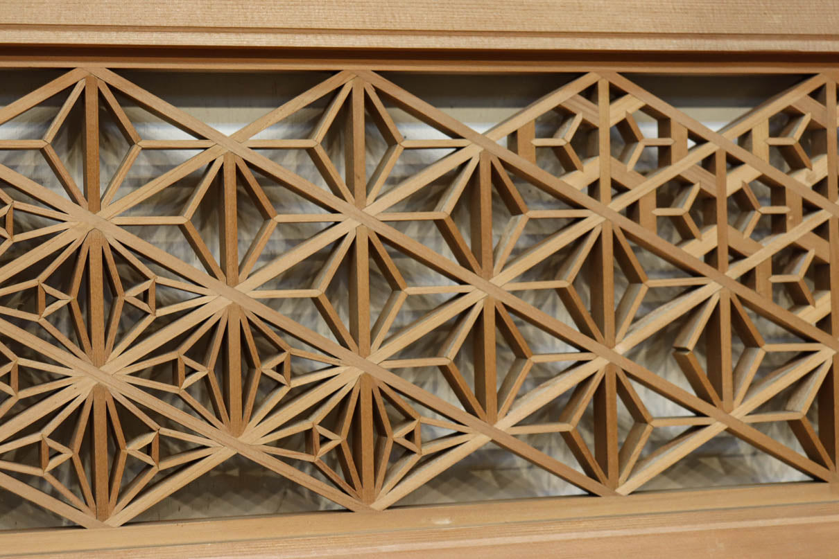 木地色のアレンジ組子装飾が映える小型欄間　EZ2860　在庫4枚