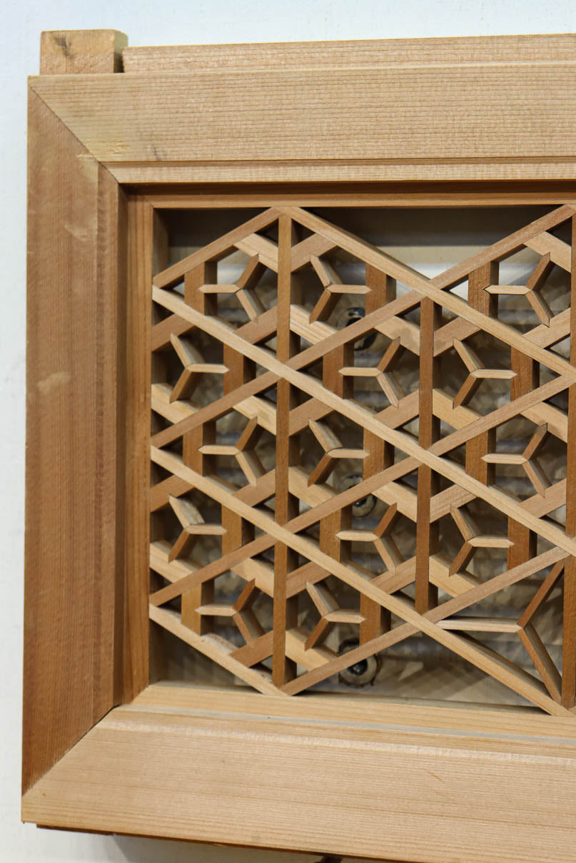 木地色のアレンジ組子装飾が映える小型欄間　EZ2860　在庫4枚
