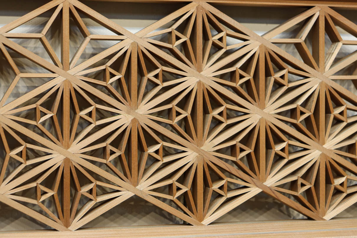 木地色のアレンジ組子装飾が映える小型欄間　EZ2860　在庫4枚