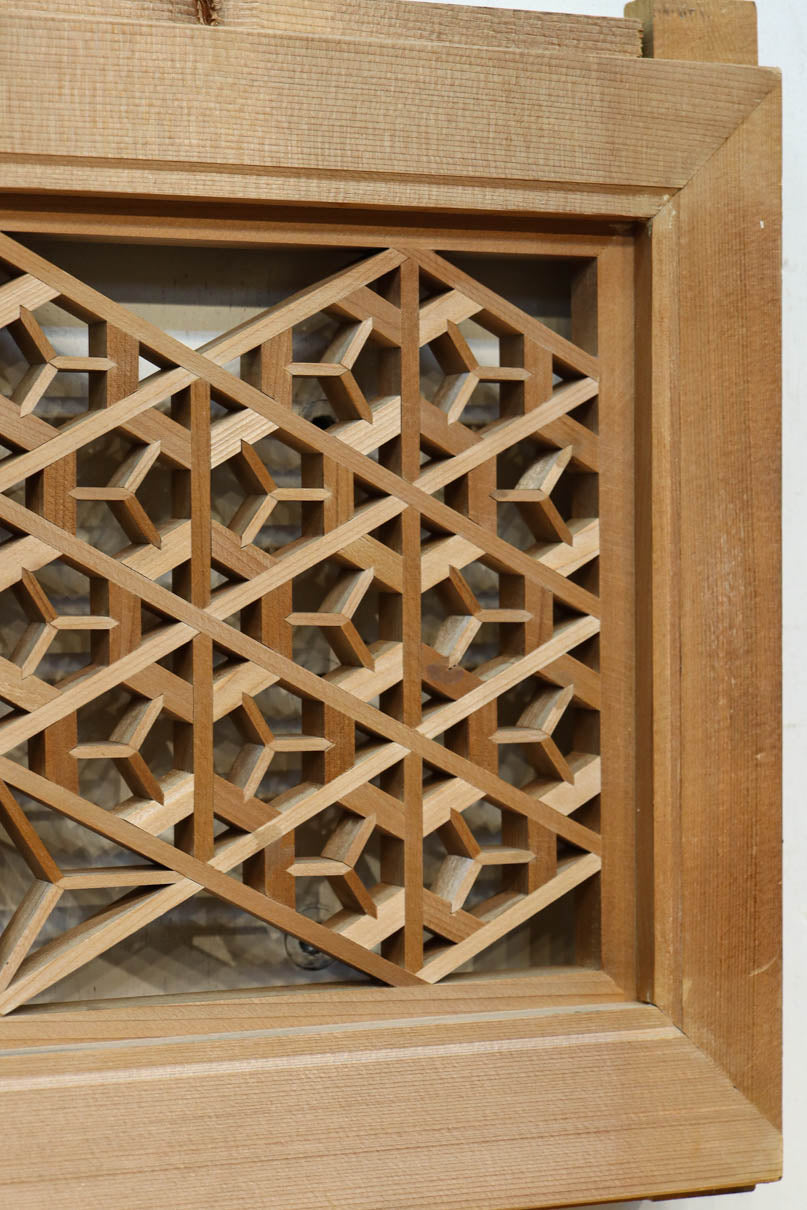 木地色のアレンジ組子装飾が映える小型欄間　EZ2860　在庫4枚