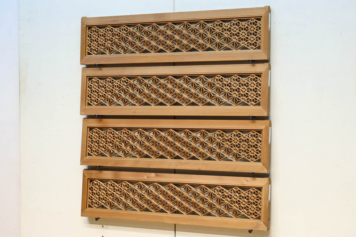 木地色のアレンジ組子装飾が映える小型欄間　EZ2860　在庫4枚