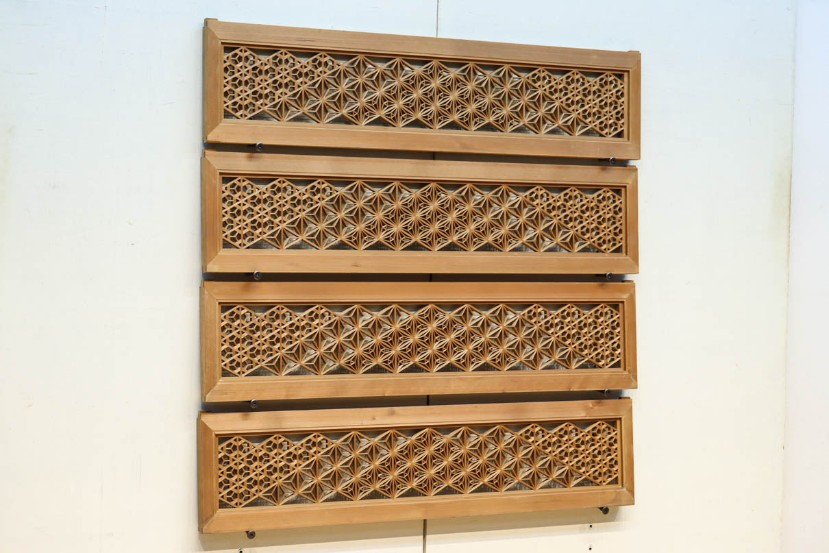 木地色のアレンジ組子装飾が映える小型欄間　EZ2860　在庫4枚