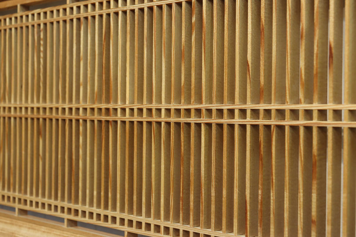 繊細な縦繁格子と美しい木地色が映える縦繁欄間　EZ2863　在庫1枚