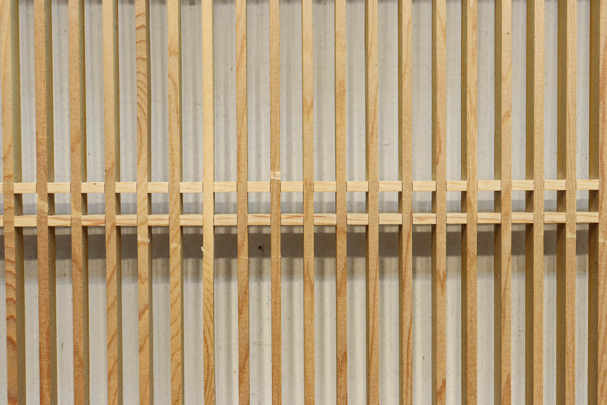 繊細な縦繁格子と美しい木地色が映える縦繁欄間　EZ2863　在庫1枚