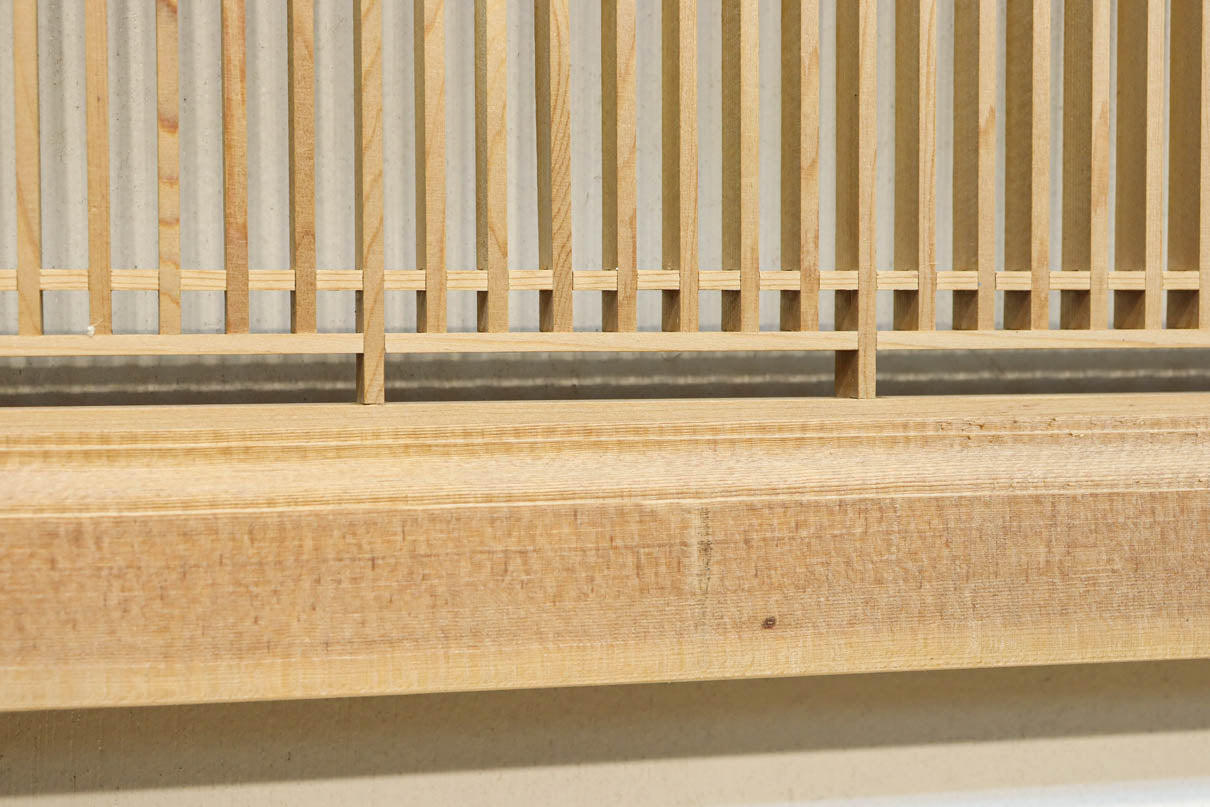 繊細な縦繁格子と美しい木地色が映える縦繁欄間　EZ2863　在庫1枚