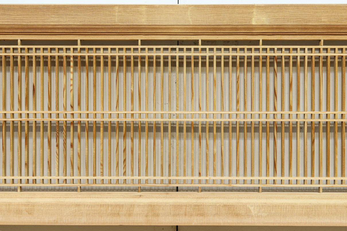 繊細な縦繁格子と美しい木地色が映える縦繁欄間　EZ2863　在庫1枚