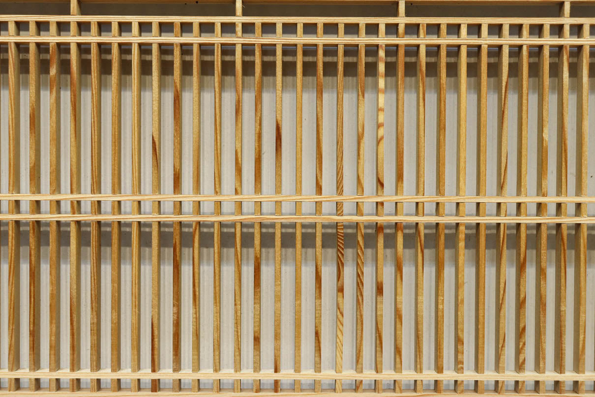 繊細な縦繁格子と美しい木地色が映える縦繁欄間　EZ2863　在庫1枚
