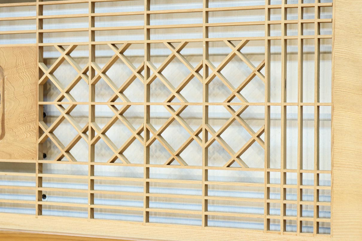 松と鶴の縁起の良い彫刻を描いた窓絵で華やいだ面持ちの彫刻欄間　EZ2868ab　在庫(a:1 b:1)枚