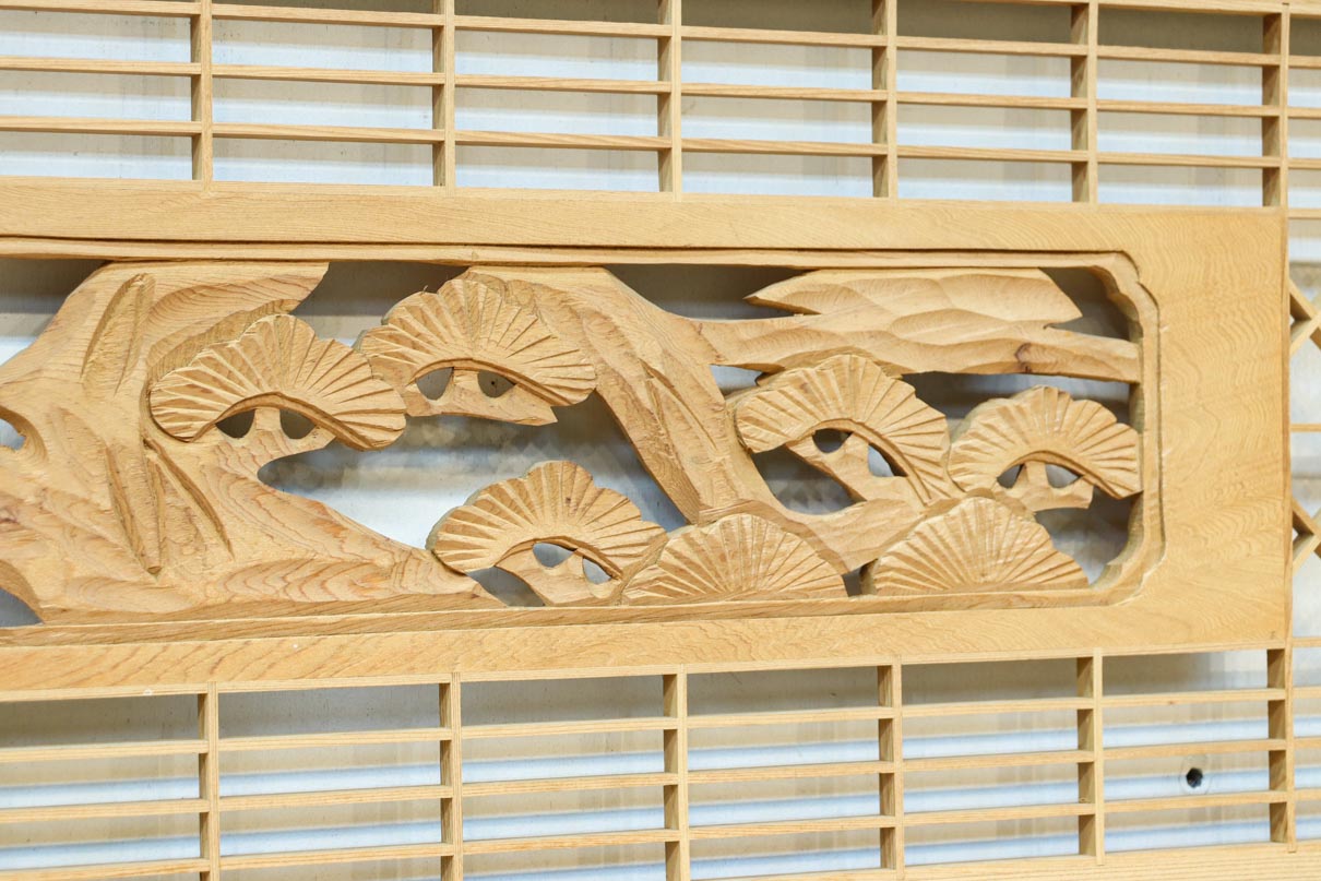 松と鶴の縁起の良い彫刻を描いた窓絵で華やいだ面持ちの彫刻欄間　EZ2868ab　在庫(a:1 b:1)枚