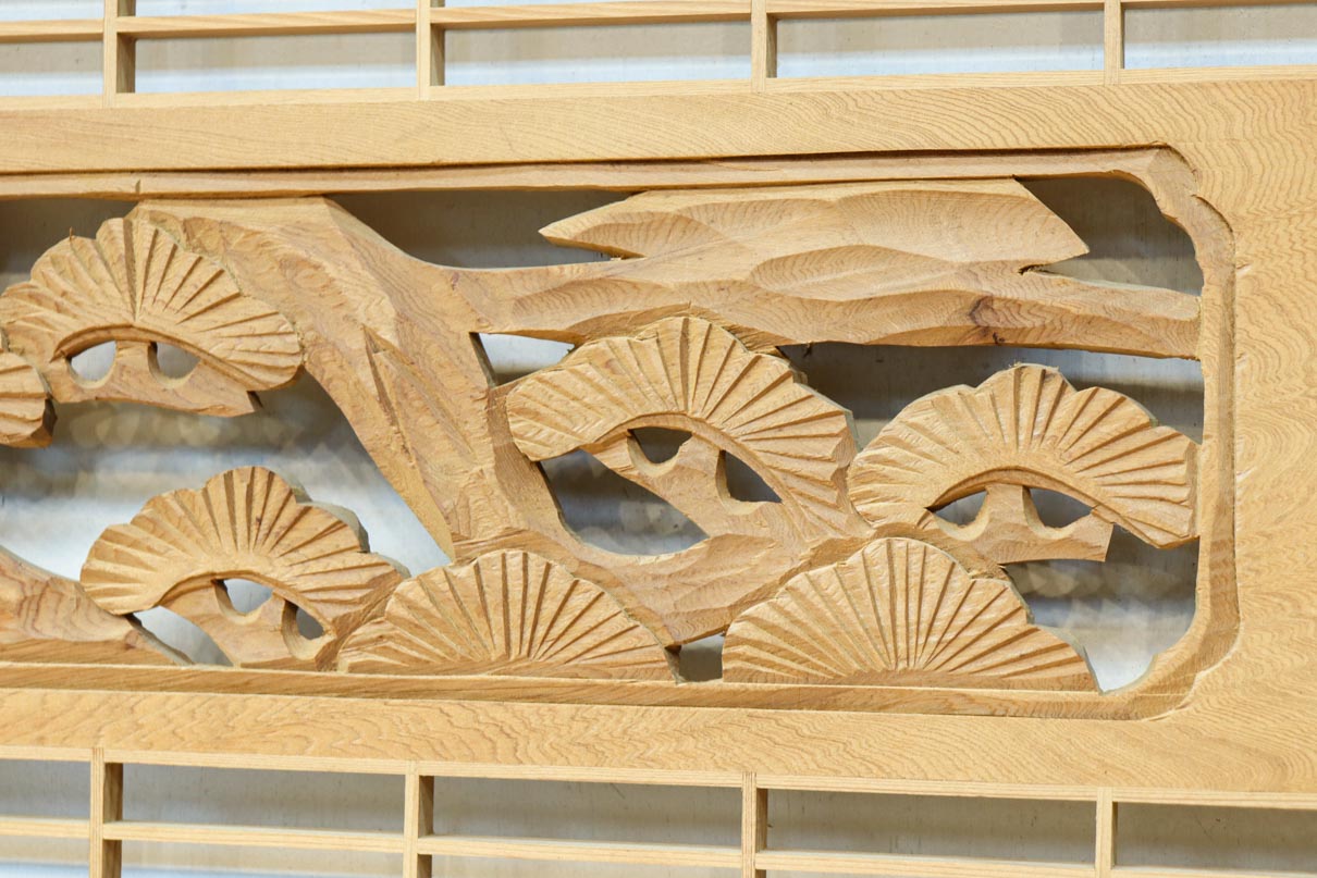 松と鶴の縁起の良い彫刻を描いた窓絵で華やいだ面持ちの彫刻欄間　EZ2868ab　在庫(a:1 b:1)枚