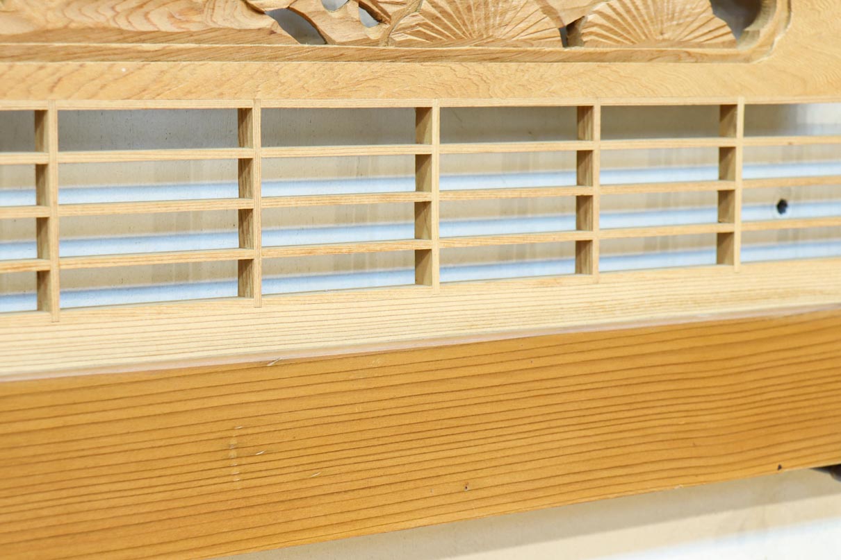 松と鶴の縁起の良い彫刻を描いた窓絵で華やいだ面持ちの彫刻欄間　EZ2868ab　在庫(a:1 b:1)枚