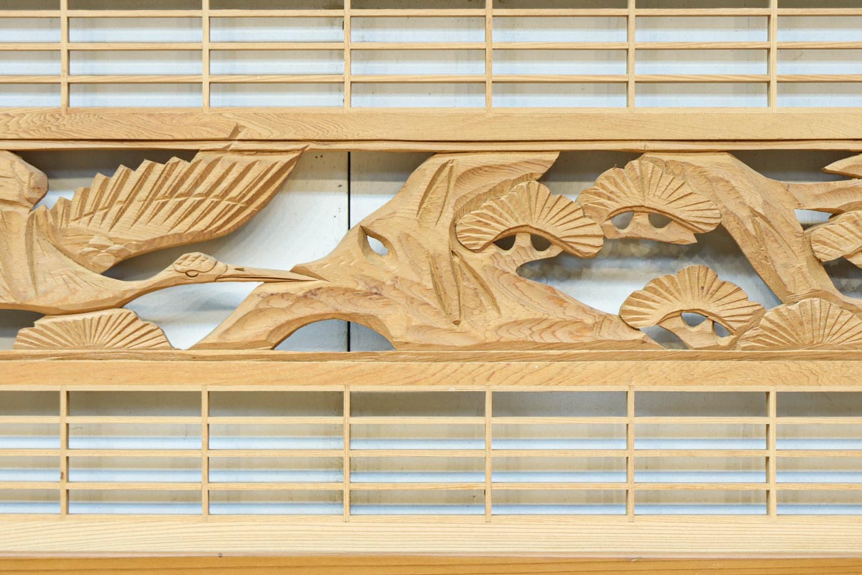 松と鶴の縁起の良い彫刻を描いた窓絵で華やいだ面持ちの彫刻欄間　EZ2868ab　在庫(a:1 b:1)枚