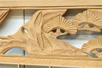 松と鶴の縁起の良い彫刻を描いた窓絵で華やいだ面持ちの彫刻欄間　EZ2868ab　在庫(a:1 b:1)枚