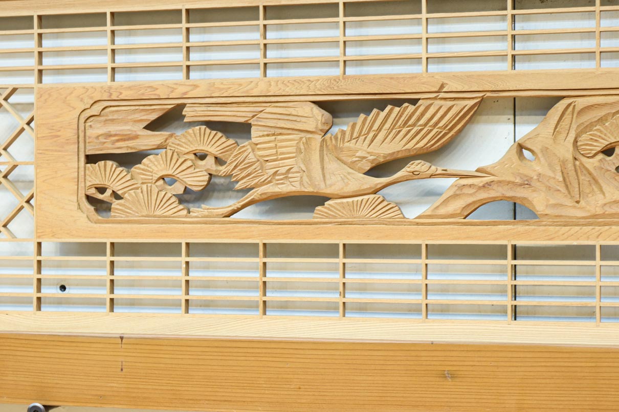 松と鶴の縁起の良い彫刻を描いた窓絵で華やいだ面持ちの彫刻欄間　EZ2868ab　在庫(a:1 b:1)枚