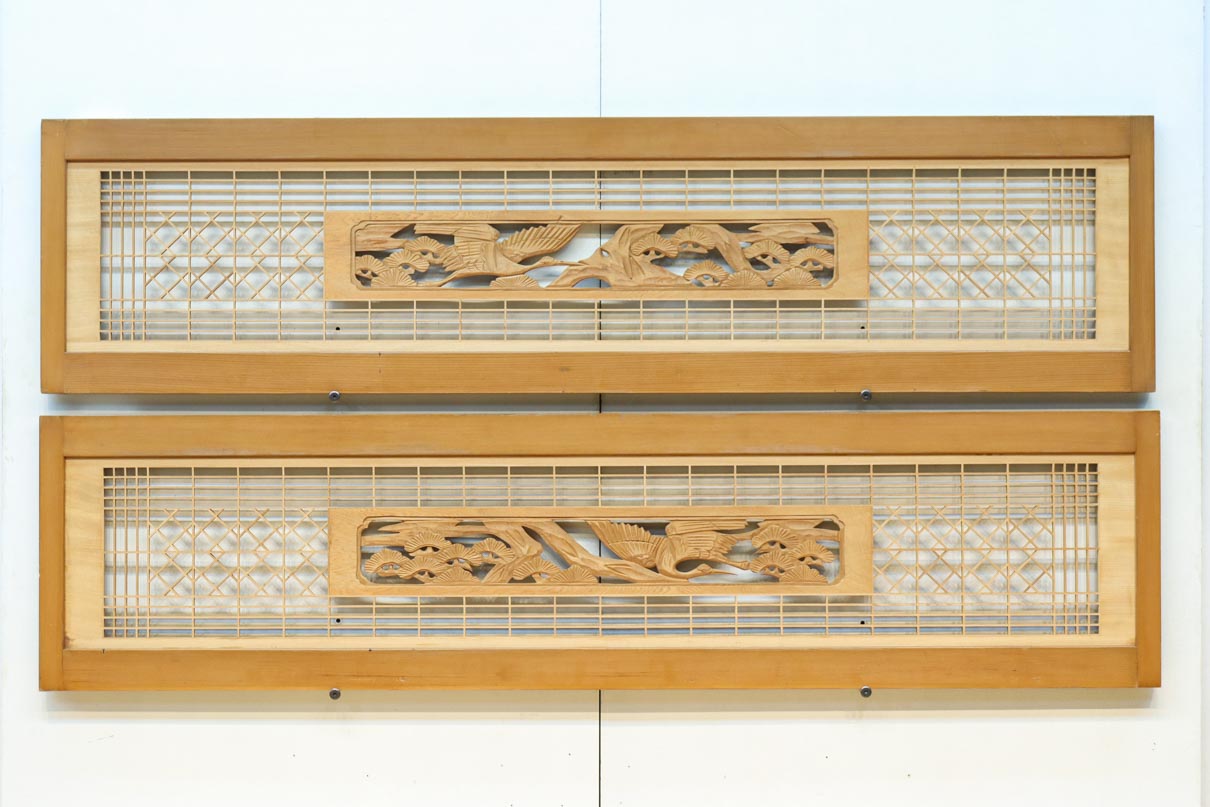 松と鶴の縁起の良い彫刻を描いた窓絵で華やいだ面持ちの彫刻欄間　EZ2868ab　在庫(a:1 b:1)枚