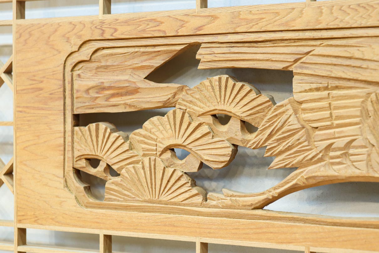 松と鶴の縁起の良い彫刻を描いた窓絵で華やいだ面持ちの彫刻欄間　EZ2868ab　在庫(a:1 b:1)枚