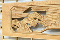 松と鶴の縁起の良い彫刻を描いた窓絵で華やいだ面持ちの彫刻欄間　EZ2868ab　在庫(a:1 b:1)枚