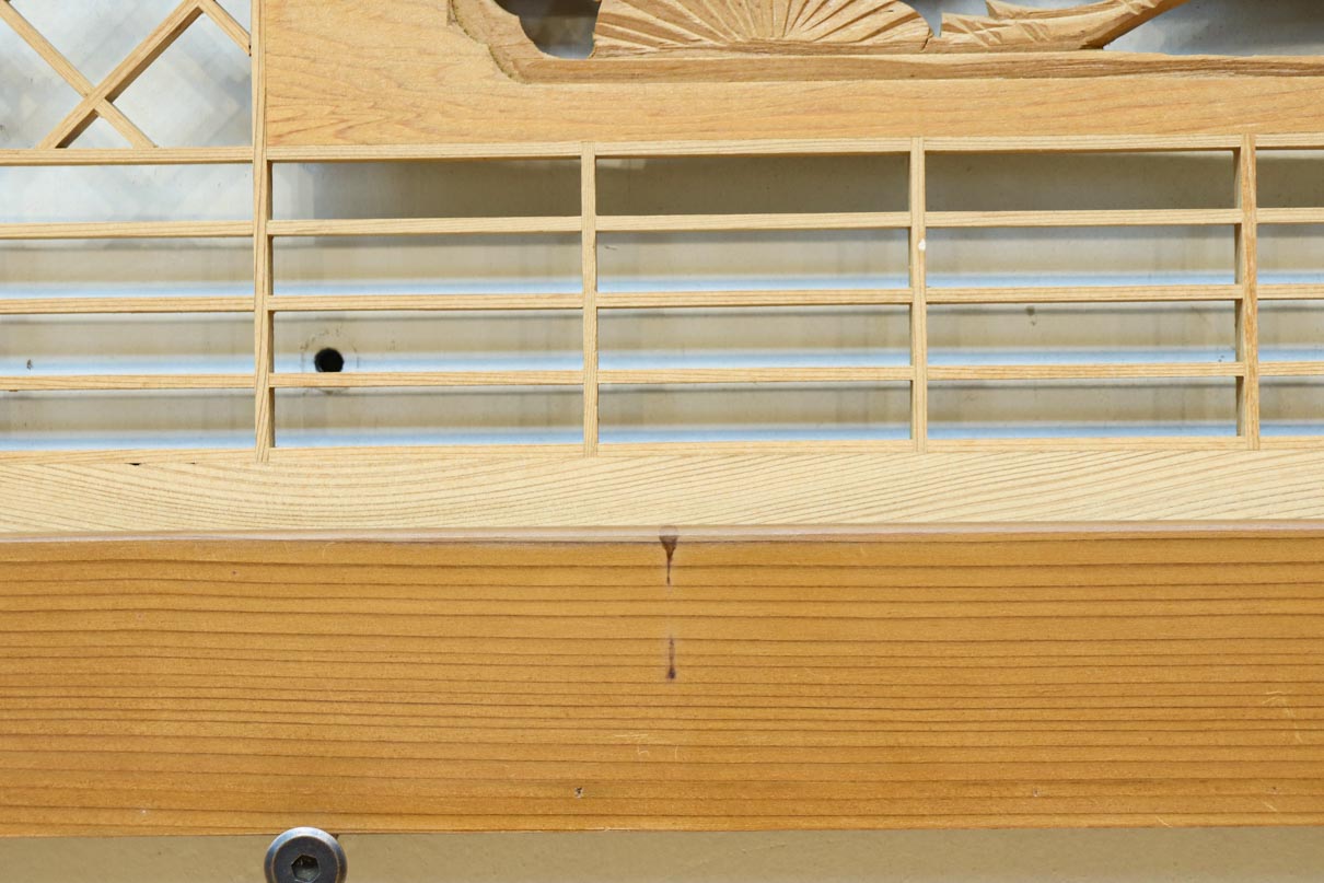 松と鶴の縁起の良い彫刻を描いた窓絵で華やいだ面持ちの彫刻欄間　EZ2868ab　在庫(a:1 b:1)枚